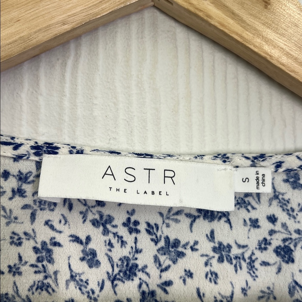 ASTR The Label - Blue Floral Smocked Puff Cottage Core Sleeve Blouse Size Small - Picture 8 of 10